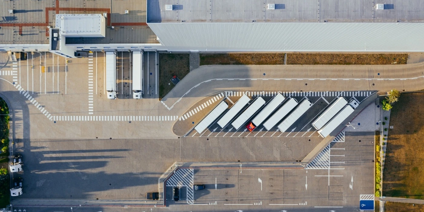 key-challenges-in-fleet-management Delivery fleet parking at logistics center